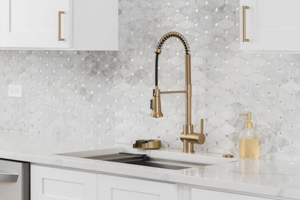 Dosseret Mosaïque Cristal Cuisine Robinet Laiton Brossé Cuisine moderne : robinet laiton brossé, évier inox, comptoir marbre blanc et dosseret mosaïque hexagone incrusté de cristaux.