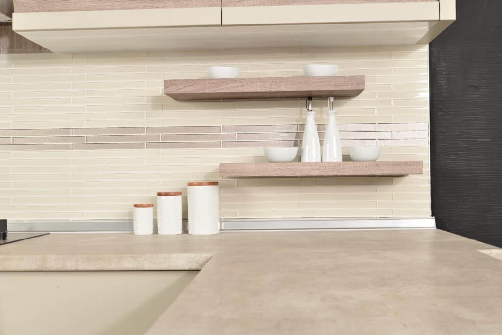 Cuisine Moderne Crédence Carrelage Metro et Rangement Bois Cuisine moderne avec crédence carrelage métro crème et étagères bois clair; objets blancs sur le comptoir beige.